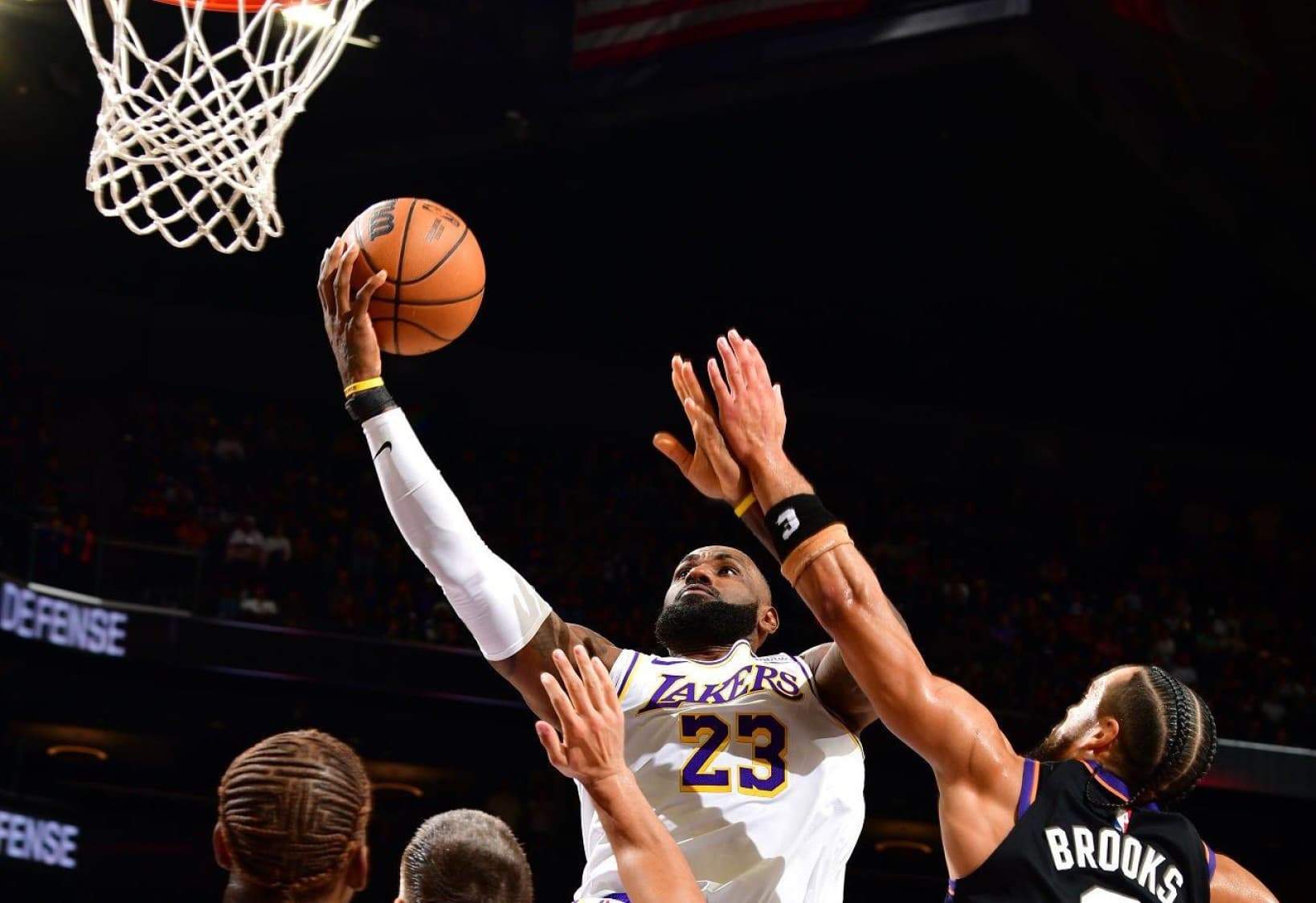 LeBron decide no fim e Lakers vence Suns