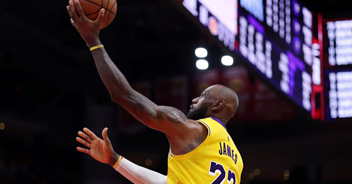LeBron comanda, Lakers atropelam Rockets e avançam nos playoffs